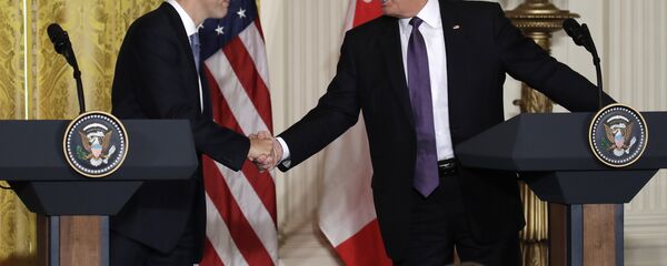 ترامب يصافح ترودو - سبوتنيك عربي