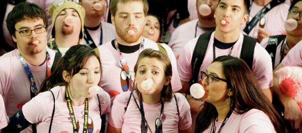 شباب يمضغون العلكة - سبوتنيك عربي