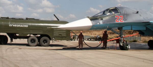 تزويد المقاتلة القاذفة سو-34 بالوقود في قاعدة حميميم - سبوتنيك عربي