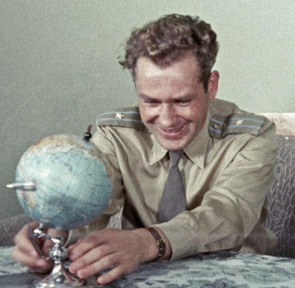 الكرة الأرضية وتيتوف الكرة الأرضية وتيتوف - سبوتنيك عربي