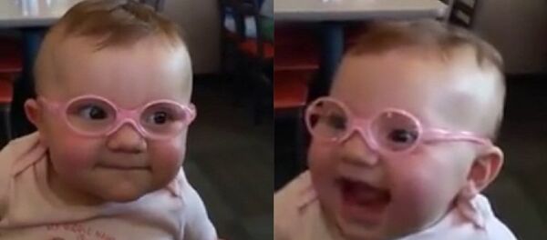 طفل يرى والديه لأول مرة - سبوتنيك عربي