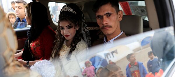 المتزوجان حديثاً، حسين زينو زعنون (26 عاما) وشهد (16 عاما) يجلسان داخل سيارة الفرح في مخيم خازر للنازحين، العراق، 16 فبراير/ شباط 2017 المتزوجان حديثاً، حسين زينو زعنون (26 عاما) وشهد (16 عاما) يجلسان داخل سيارة الفرح في مخيم خازر للنازحين، العراق، 16 فبراير/ شباط 2017 - سبوتنيك عربي