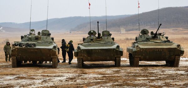  المشاركون في بطولة روسيا بياتلون للدبابات وهجوم جنود سوفوروف في إقليم بريمورسكي كراي، روسيا - سبوتنيك عربي