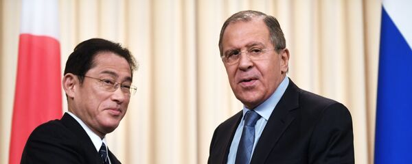 وزير الخارجية الروسي سيرغي لافروف، مع نظيره الياباني كيشيدا وزير الخارجية الروسي سيرغي لافروف، مع نظيره الياباني كيشيدا - سبوتنيك عربي