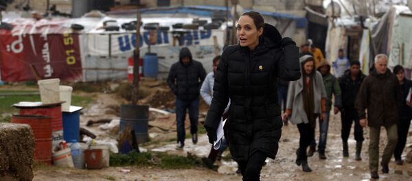 أنجلينا جولي في مخيم للاجئيين - سبوتنيك عربي