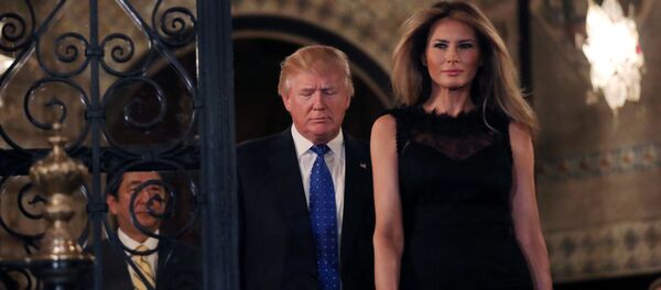 رئيس الوزراء الياباني شينزو آبي يسير خلف الرئيس الأمريكي دونالد ترامب وزوجته ميلانيا ترامب، فلوريدا، الولايات المتحدة 11 فبراير/ شباط 2017 - سبوتنيك عربي