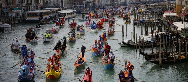 المشاركون في كرنفال فينيسيا للأقنعة يركبون قناة غراند كانال في البندقية، إيطاليا 12 فبراير/ شباط 2017 - سبوتنيك عربي