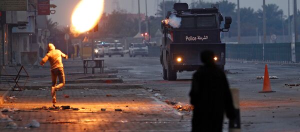 الذكرى السادسة لمظاهرات 14 فبراير. شاب يقذف كوكتيل مولوتوف باتجاه سيارة شرطة خلال الاحتجاجات في جنوب المنامة، البحرين 14 فبراير/ شباط 2017 - سبوتنيك عربي