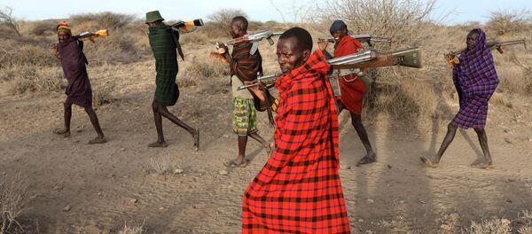 أعضاء قبيلة توركانا يحملون البنادق لحماية قطيعهم من قبائل منافسة لهم بوكوت وسامبورو، كينيا 14 فبراير/ شباط 2017 - سبوتنيك عربي