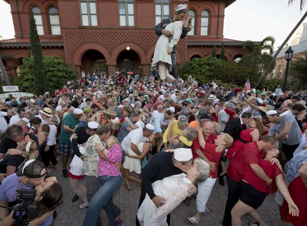 فعالية كيس-إن (kiss-in) في يوم الفالنتاين في فلوريدا، الولايات المتحدة 14 فبراير/ شباط 2016 - سبوتنيك عربي