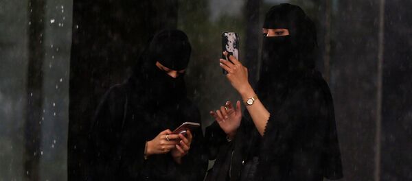 سيدات في العاصمة السعودية الرياض يستخدمن الهواتف سيدات في العاصمة السعودية الرياض يستخدمن الهواتف - سبوتنيك عربي