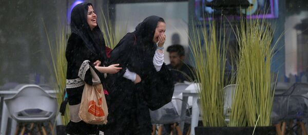 سعوديات خلال هطول الأمطار في العاصمة السعودية الرياض - سبوتنيك عربي