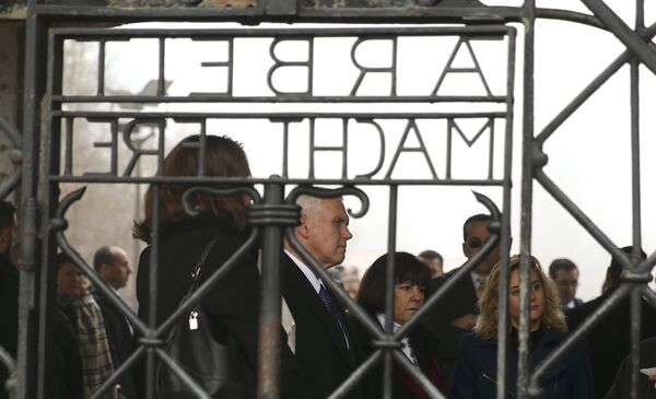 نائب الرئيس الأمريكي يزور المعسكر النازي - سبوتنيك عربي