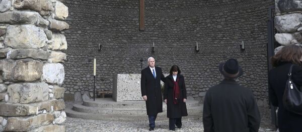 بنس وزوجته في زيارة إلى معسكر الاعتقال النازي - سبوتنيك عربي