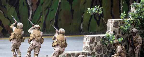 القوات الإماراتية خلال معرض آيدكس الدولي للسلاح والمعدات العسكرية في أبو ظبي، الإمارات العربية المتحدة 19 فبراير/ شباط 2017 - سبوتنيك عربي