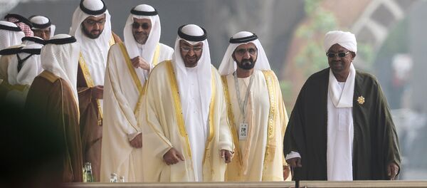 نائب الرئيس ورئيس الوزراء الإماراتي وحاكم دبي الشيخ محمد بن راشد آل-مكتوم (وسط الصورة)، والرئيس السوداني عمر البشير (يمين)، وولي عهد أبو ظبي الشيخ محمد بن زايد آل-نهيان (يسار الصورة) يصلون معرض آيدكس الدولي للسلاح والمعدات العسكرية في أبو ظبي، الإمارات العربية المتحدة 19 فبراير/ شباط 2017 - سبوتنيك عربي