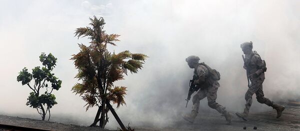 الجنود الإماراتيون خلال معرض آيدكس الدولي للسلاح والمعدات العسكرية في أبو ظبي، الإمارات العربية المتحدة 19 فبراير/ شباط 2017 - سبوتنيك عربي