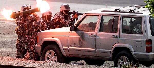 الجنود الإماراتيون خلال معرض آيدكس الدولي للسلاح والمعدات العسكرية في أبو ظبي، الإمارات العربية المتحدة 19 فبراير/ شباط 2017 - سبوتنيك عربي