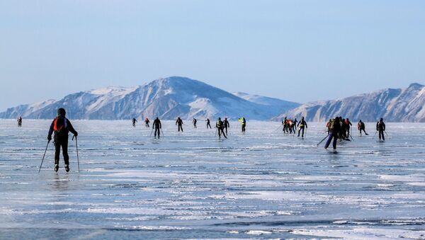سباق العاصفة الجليدية على سطح بحيرة بايكال الروسية - سبوتنيك عربي