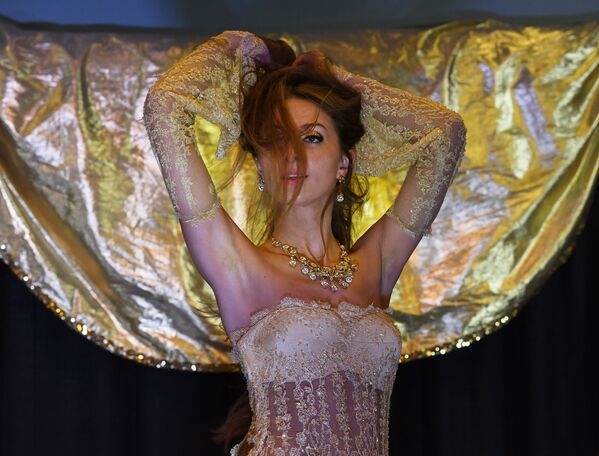 المسابقة الدولية للرقص الشرقي راقصة الكون (Belly Dancer of the Universe) لعام 2017 - الراقصة زاينا من بولندا، في لونغ بيتش، كاليفورنيا، الولايات المتحدة الأمريكية 19 فبراير/ شباط 2017 - سبوتنيك عربي