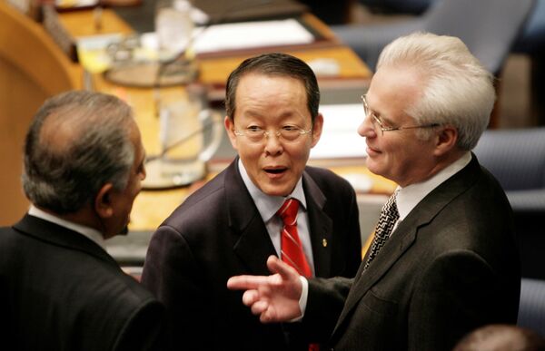 ممثل روسيا الدائم لدى الأمم المتحدة فيتالي تشوركين أثناء حديثه مع نظيريه الصيني غوانجيا وانغ والأمريكي زالماي خليل زاد قبيل الاجتماع حول قضية كوسوفو، نيويورك، 18 فبراير/ شباط 2008 ممثل روسيا الدائم لدى الأمم المتحدة فيتالي تشوركين أثناء حديثه مع نظيريه الصيني غوانجيا وانغ والأمريكي زالماي خليل زاد قبيل الاجتماع حول قضية كوسوفو، نيويورك، 18 فبراير/ شباط 2008 - سبوتنيك عربي