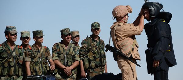 الجنود الروس خلال تدريب الجنود السوريين تكتيكات البحث واكتشاف الألغام والعبوات الناسفة في تدمر الجنود الروس خلال تدريب الجنود السوريين تكتيكات البحث واكتشاف الألغام والعبوات الناسفة في تدمر - سبوتنيك عربي