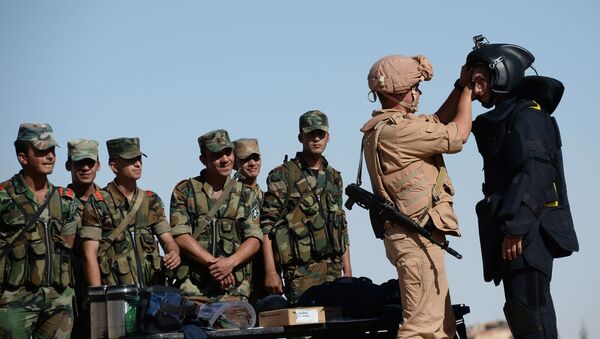 الجنود الروس خلال تدريب الجنود السوريين تكتيكات البحث واكتشاف الألغام والعبوات الناسفة في تدمر - سبوتنيك عربي