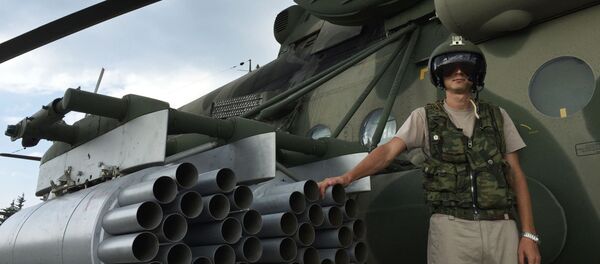 طيار يقف إلى جانب مروحية مي-8 أ.م.ش.ت في المطار العسكري السوري حميميم في سوريا طيار يقف إلى جانب مروحية مي-8 أ.م.ش.ت في المطار العسكري السوري حميميم في سوريا - سبوتنيك عربي