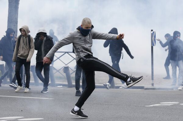 مواجهات بين شباب وشرطة باريس اعتراضا على إصابة شاب أسود أثناء احتجازه - سبوتنيك عربي