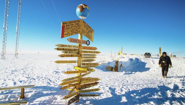 Traffic signs at the Vostok Soviet Antarctic research station in the vicinity of the South Geomagnetic Pole, 1989 - سبوتنيك عربي