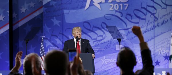 الرئيس الأمريكي دونالد ترامب خلال خطابه في المؤتمر السنوي للمحافظين الأمريكيين - سبوتنيك عربي