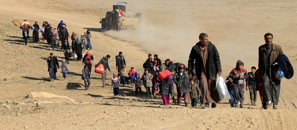 جانب من مواطني الموصل الفارين من جرائم داعش - سبوتنيك عربي