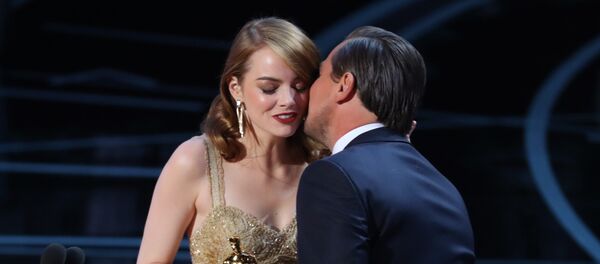 إيما ستون تتسلم جائزة الأوسكار من ليوناردو ديكابريو - سبوتنيك عربي