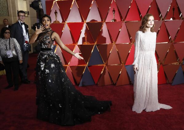 الحفل الـ 89 لتوزيع جوائز الأوسكار في لوس أنجلوس 26 فبراير/ شباط 2017 - الممثلة (يسار) جانيل موني، والممثلة (يمين) إزابيل هابرت - سبوتنيك عربي