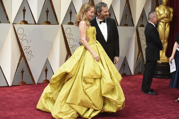 الحفل الـ 89 لتوزيع جوائز الأوسكار في لوس أنجلوس 26 فبراير/ شباط 2017 - الممثلة ليزلي مان والمخرج جود أباتو - سبوتنيك عربي