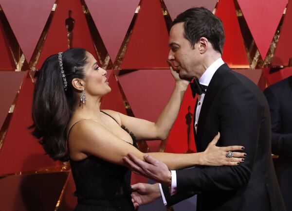 الحفل الـ 89 لتوزيع جوائز الأوسكار في لوس أنجلوس 26 فبراير/ شباط 2017 - الممثلة سلمى حايك ترحب بالممثل جيم بارسون - سبوتنيك عربي