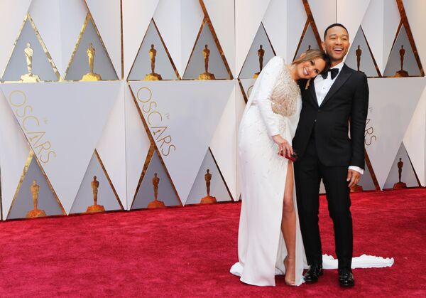 الحفل الـ 89 لتوزيع جوائز الأوسكار في لوس أنجلوس 26 فبراير/ شباط 2017 - المغني جون ليجيند وكريسي تايغين - سبوتنيك عربي