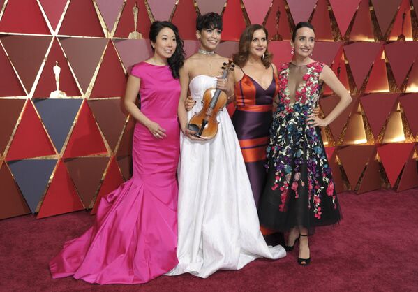 الحفل الـ 89 لتوزيع جوائز الأوسكار في لوس أنجلوس 26 فبراير/ شباط 2017 - من اليسار فاليمين: كوكي تاناكا-سيوان، بريانا بيريز-كاهاني كوبرمان، ورافايلا نيهوسين - سبوتنيك عربي