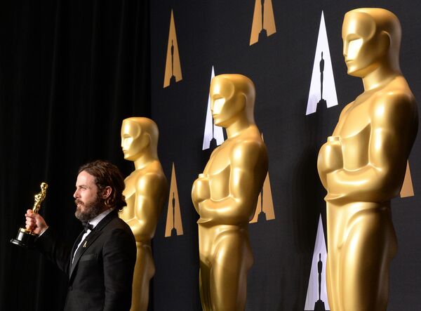 الممثل كايسي أفليك (الأخ الشقيق للمثل بين أفليك) يستلم جائزة أوسكار في فئة أفضل ممثل - سبوتنيك عربي