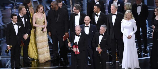 المنتج جوردان غوروفيتس عن فيلم لا لا لاند يتسلم جائزة أوسكار عن طريق الخطأ، وذلك بعد إعلان تصحيح اسم الفائز في فئة أفضل فيلم - سبوتنيك عربي