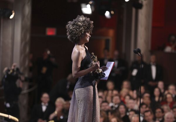 الممثلة هالي بيري تقدم جائزة أوسكار في فئة أفضل مخرج - سبوتنيك عربي