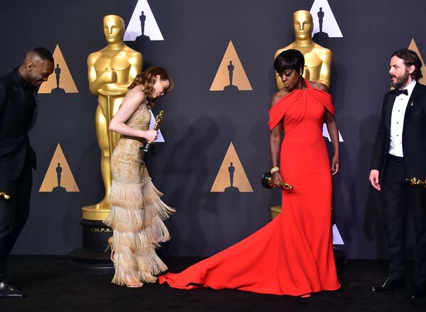 الممثلة إيما ستون (يسار) والممثلة فيولا دايفيس (يمين) الحاصلة على جائزة أوسكار في فئة أفضل ممثلة مساعدة، والممثل كايسي أفليك وجائزته في فئة أفضل ممثل - سبوتنيك عربي