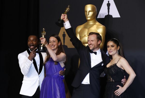 جائزة أوسكار في فئة أفضل فيلم وثائقي عن فيلم ذا وايت هيلميتس (The White Helmets) - سلمى حايك وديفيد أويلو - سبوتنيك عربي