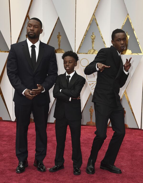 من اليسار إلى اليمين: شريف إرب وأليكس ار. هابرت وأشتون ساندرز. - سبوتنيك عربي