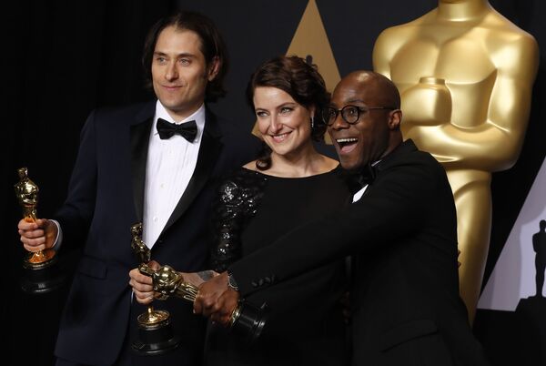 المنتجون جيريمي كلينير وأديل رومانسكي وباري جينكيز يحصلون على جائزة أوسكار في فئة أفضل صورة مرئية. - سبوتنيك عربي