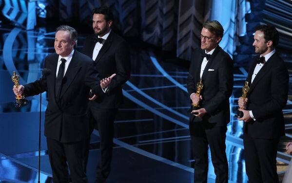 جائزة أوسكار في فئة أفضل تأثيرات مرئية: ذا جانغل بوك (The Jungle Book) يتسلمها بوبيرت ليغاتو وآدم فالدز وأندريو ار. جونز ودان ليمون - سبوتنيك عربي