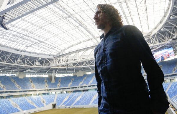 كارلوس بويول ضمن وفد الفيفا في ملعب زينيت أرينا  - سبوتنيك عربي