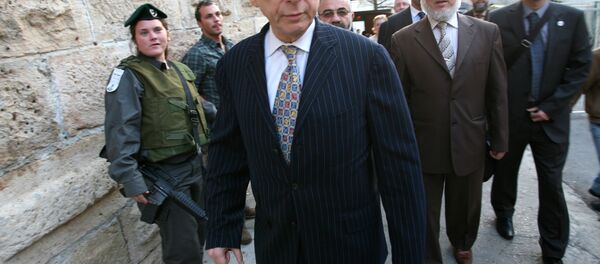 Hamas member Aziz Dweik (2nd-R), of the Palestinian Legislative Council (PLC) walks with Jewish British MP Gerald Kaufman as they walk past Israeli border police guards standing at the entrance of the Abraham Mosque or the Tomb of the Patriarch, a holy site to both Muslims and Jews, in the West Bank town of Hebron, on November 01, 2010. - سبوتنيك عربي