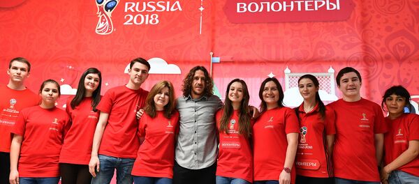 كارلوس بويول خلال لقائه فريق المتطوعين في احدى جامعات موسكو - سبوتنيك عربي