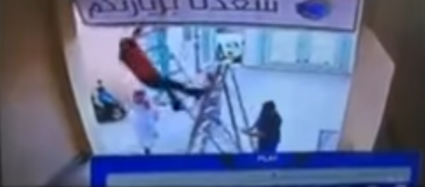 معلم ينقذ عامل - سبوتنيك عربي